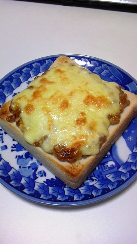 納豆チーズ食パンの画像