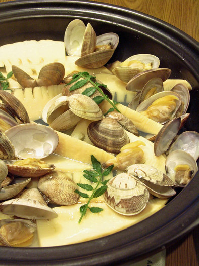 タジン鍋で筍とあさり貝の酒蒸しの写真