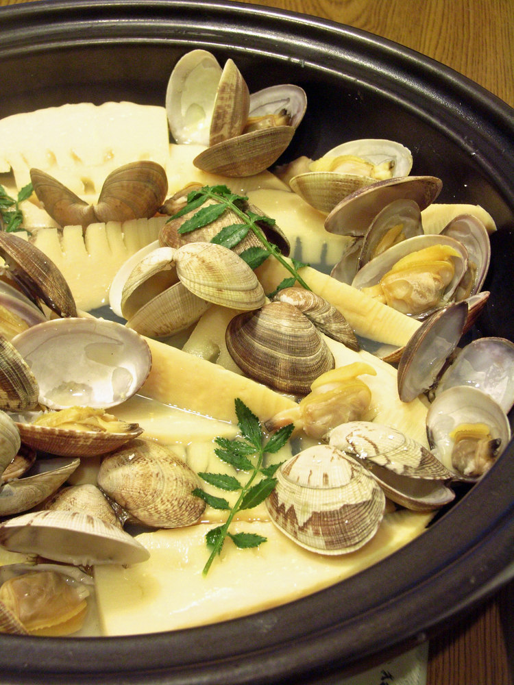 タジン鍋で筍とあさり貝の酒蒸しの画像