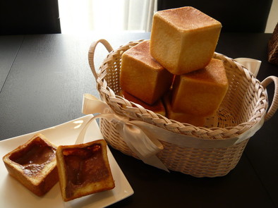 チョコカスタードミニ食パン（キューブ型）の写真