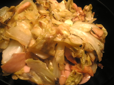 魚肉ソーセージとキャベツのオイマヨ炒めの写真
