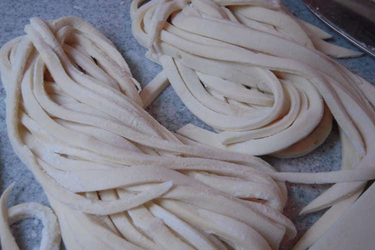 薄力粉で 子供と一緒に手打ちうどん レシピ 作り方 By Kachige クックパッド 簡単おいしいみんなのレシピが359万品