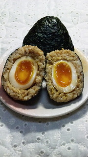 半熟煮玉子♡おにぎりの写真