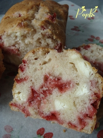 苺とクリームチーズのパウンドケーキの写真