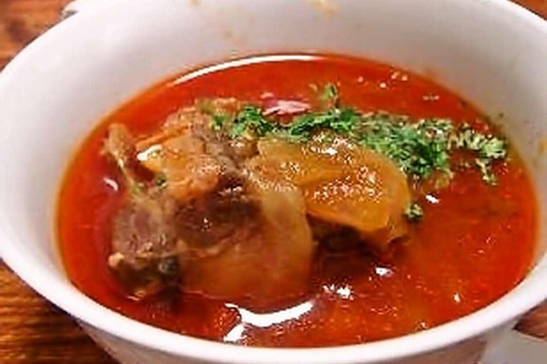 ゲンコツテールスープ 900ｇ（約4人前）／ ゴロっと塊肉が入ったテールスープ。 家族でたっぷり味わえます。 国産テール とろとろ コク旨スープ  湯煎で 簡単 冷凍 韓国惣菜