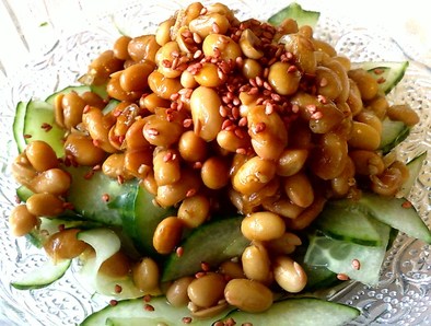 食べる大豆ドレッシングのキュウリサラダの写真
