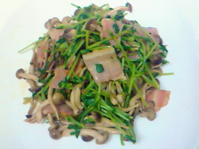 豆苗、ベーコン、しめじの炒め物