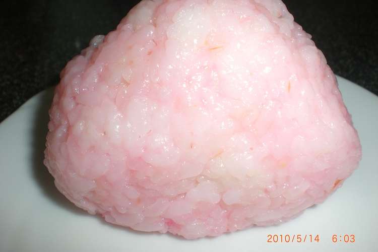 桜でんぶとバターでピンクのおにぎり レシピ 作り方 By Creamcrepe クックパッド