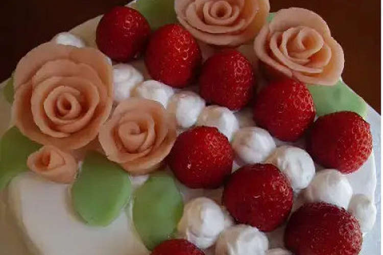 簡単 薔薇が可愛い デコレーションケーキ レシピ 作り方 By ぴょぬ３ クックパッド 簡単おいしいみんなのレシピが352万品