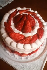 苺と生クリームのデコレーションケーキ