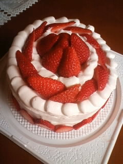 苺と生クリームのデコレーションケーキの画像