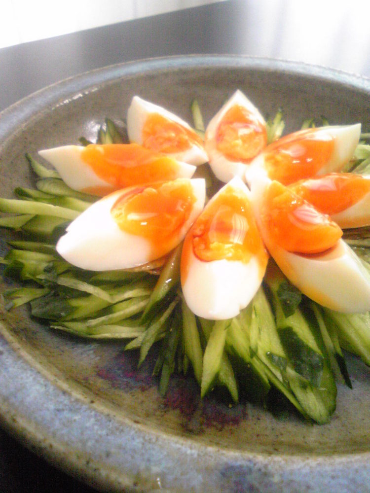 ゆで卵とキュウリのサラダ　ピータン風の画像