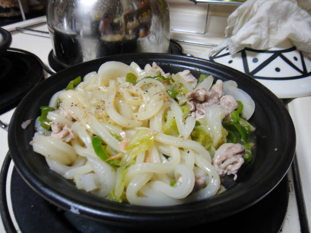 タジン鍋で野菜が美味しい焼うどんの画像
