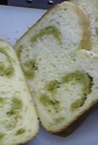 ＨＢで 緑色のうぐいす餡グルグル食パン