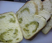 ＨＢで 緑色のうぐいす餡グルグル食パンの画像