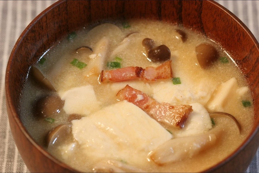 ベーコン・シメジ・豆腐のお味噌汁の画像