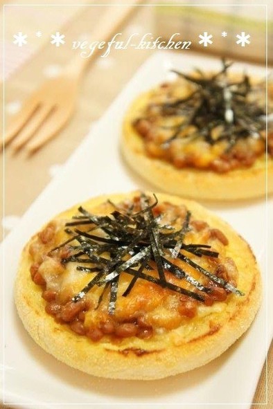 納豆＆チーズの朝食イングリッシュマフィンの写真