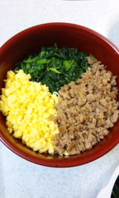 ３色ご飯(鶏そぼろ・卵・ほうれん草)の写真