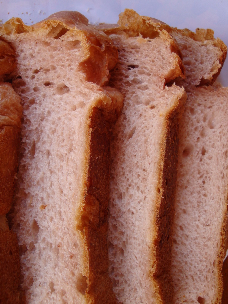 HBでふんわりイチゴの香り　イチゴ食パンの画像