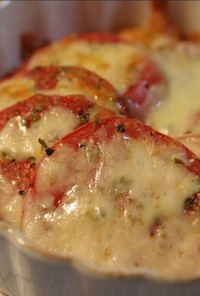 完熟トマトのピザ風グラタン