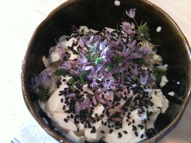 チャイブの花をお豆腐のお薬味にの画像
