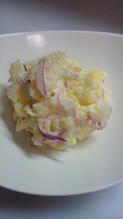 紫玉葱で彩りポテトサラダの写真