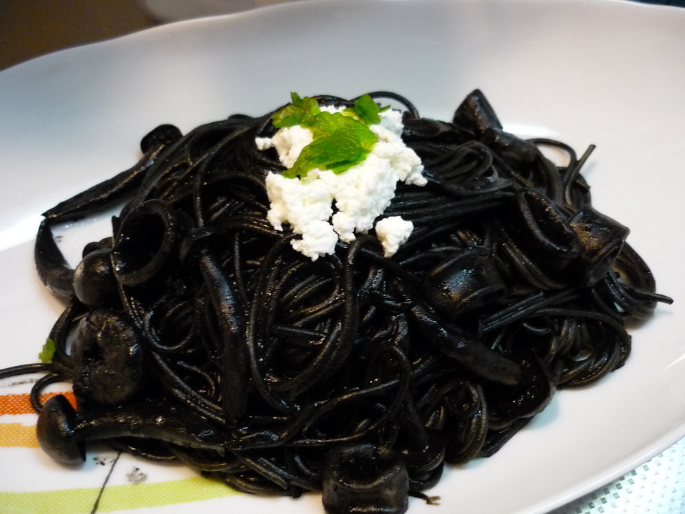 簡単本格 真っ黒イカ墨パスタ レシピ 作り方 By Fumomoyo クックパッド 簡単おいしいみんなのレシピが377万品