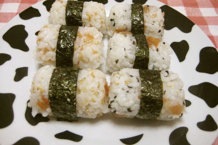 お弁当にも 梅とゴマの簡単おにぎり レシピ 作り方 By さったんママ クックパッド 簡単おいしいみんなのレシピが358万品
