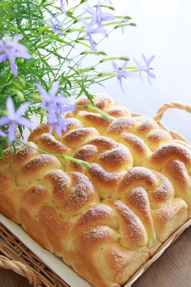 メープル風味のお花パンの写真