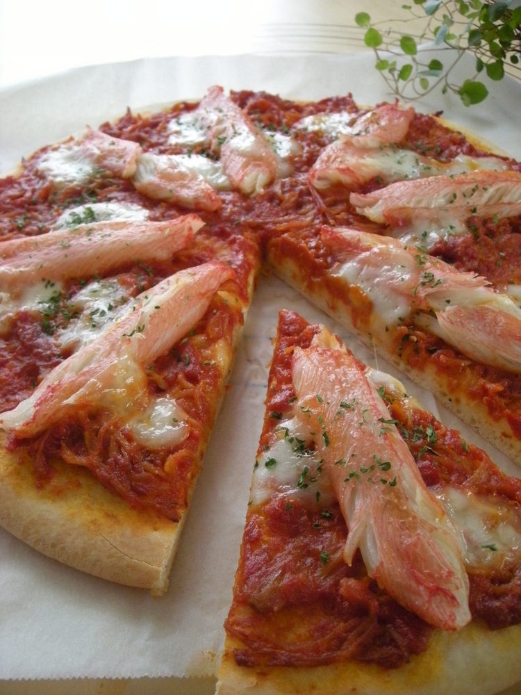 簡単豪華☆カニカマのトマトクリームピザの画像