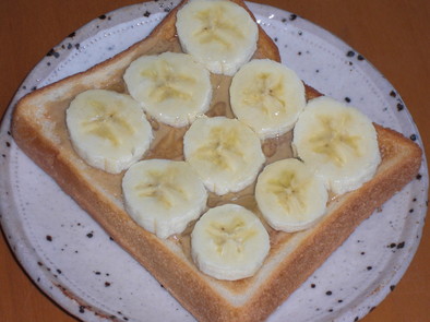 トーストに練りごまバナナはちみつ♪の写真