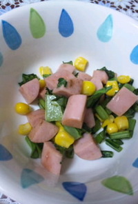 魚肉ソーセージとコーン＆カブ葉の炒め物