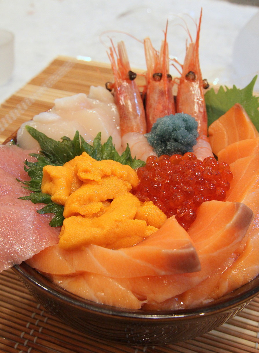 喰いﾈｪ!!　豪華北海六色「メガ海鮮丼」の画像