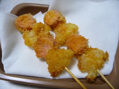 魚肉ソーセージと玉ねぎの串揚げの写真