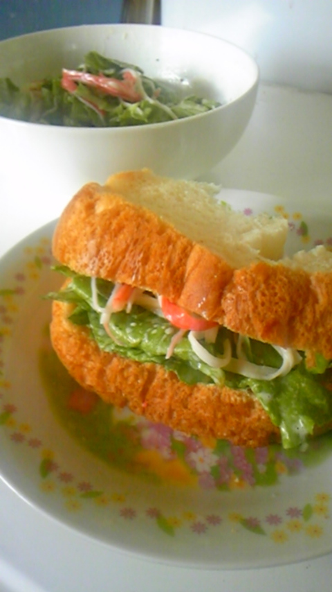 レタスとカニカマの簡単サンドイッチの画像