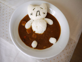 顔文字キャラでカレーのお風呂(デコカレー
