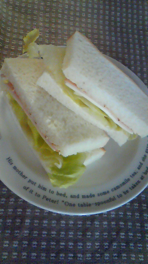 レタスとハムとチーズのサンドイッチの画像