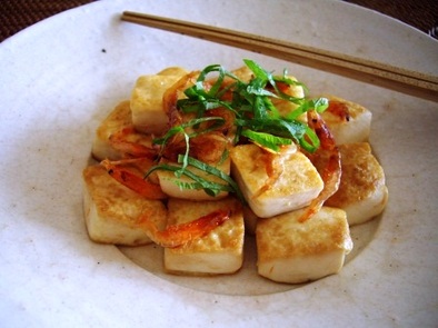 豆腐と桜海老のナンプラー炒めの写真