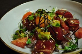 マグロとアボカドのユッケ丼