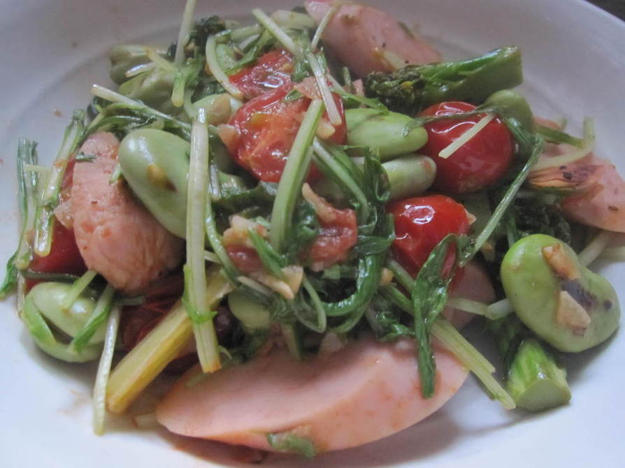 魚肉ソーセージと野菜のにんにく味の炒め物の画像