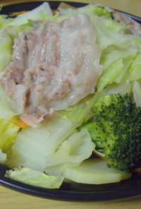 タジン鍋の野菜蒸し豚ばら肉乗せ。ポン酢で