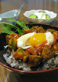 とろ～り卵とアボカドの韓国風キムチ丼