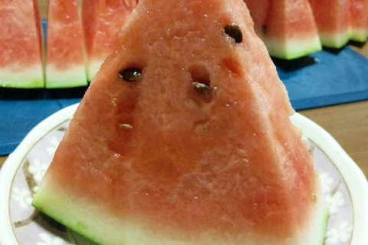 端まで甘 く食べやすい スイカの切り方 レシピ 作り方 By 実菜都 クックパッド 簡単おいしいみんなのレシピが372万品