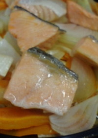 鮭と旬の野菜で蒸し焼き