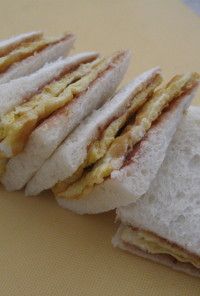 うす焼き卵とジャムのサンドイッチ
