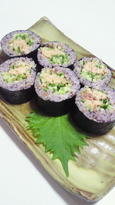 ゆかりご飯でツナマヨ＆きゅうりの巻き寿司の写真