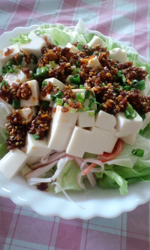 簡単のせるだけ☆食べるラー油で豆腐サラダの画像