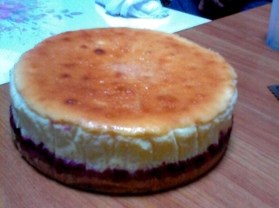 スモモジャムを使った濃厚チーズケーキの写真