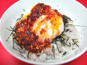 食べるラー油と温泉卵かけご飯