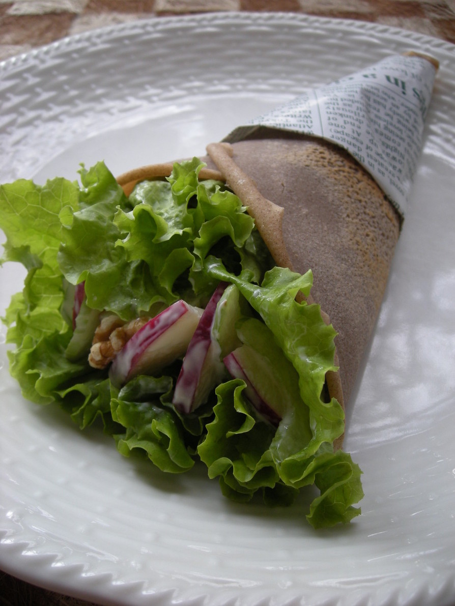 高原野菜とりんごを包んだ蕎麦粉のクレープの画像